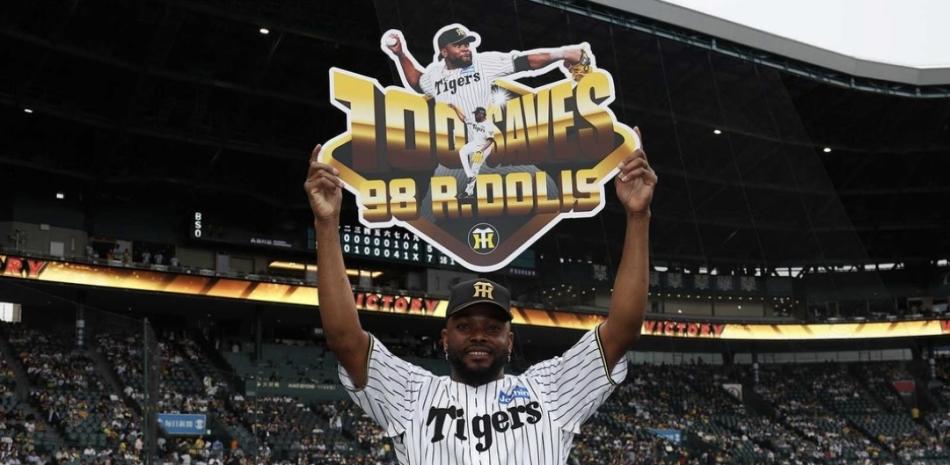 Rafael Dolis, un relevista dominicano que alcanzó los 100 salvados en Japón