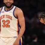 Brunson anota 35, Towns 17 y Knicks dan paliza a Sixers en inicio de segunda ronda
