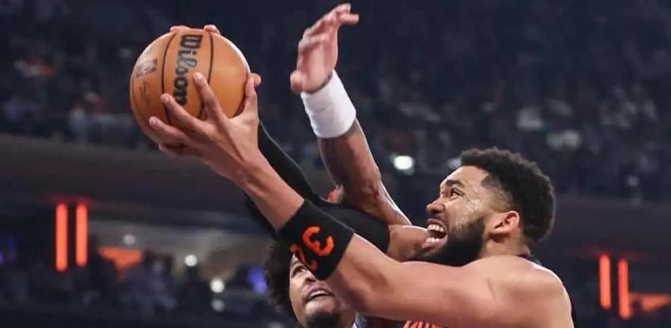 Karl Towns realiza un doble-doble y los Knicks superan