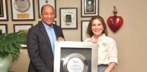 Club Los Prados reconoce alcaldesa Carolina Mejía en cena de gala por el 58 aniversario