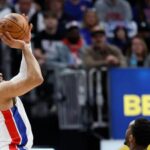 Cade Cunningham hace doble-doble y los Pistones vencen Cavs y ponen serie 2-0