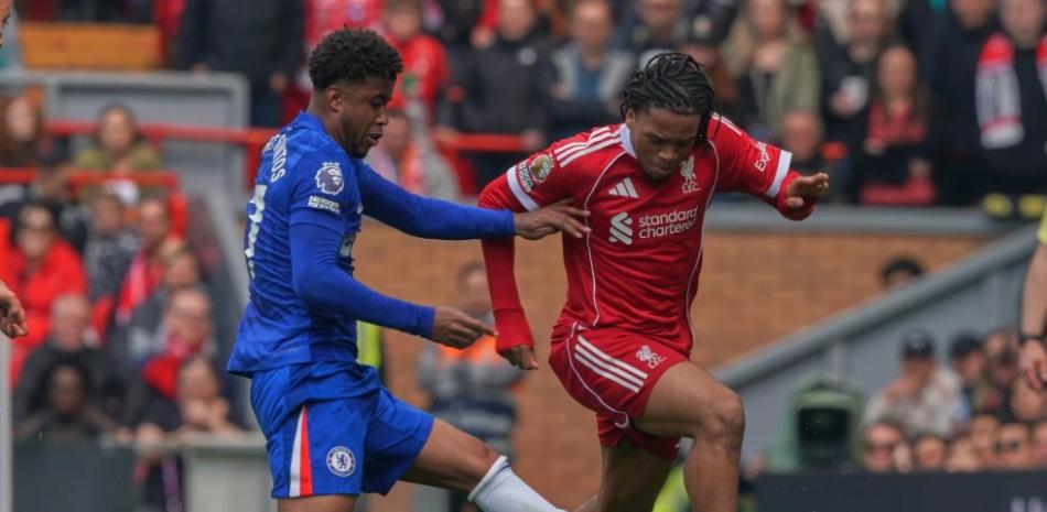 Liverpool se conforma con empate 1-1 ante Chelsea entre abucheos en Anfield