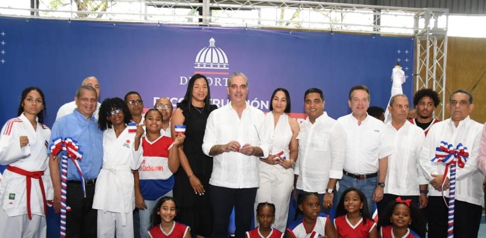 Abinader entrega remodelado el Club Los Cachorros con inversión de 54 millones