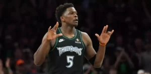 Edwards guía a los Wolves a la victoria sobre los Spurs para empatar la serie