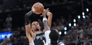 Wembanyama retorna en grande y los Spurs superan