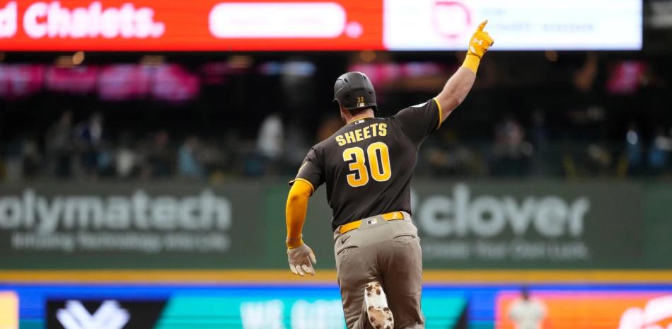 Gavin Sheets le da H4 en el noveno a Uribe y Padres superan 3-1 a Milwaukee