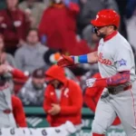 Schwarber llega a 18 jonrones, líder de MLB, en la victoria de los Filis ante Medias Rojas