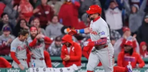 Schwarber llega a 18 jonrones, líder de MLB, en la victoria de los Filis ante Medias Rojas