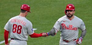 Schwarber da sus jonrones número 19 y 2O en triunfo de Bravos sobre Piratas