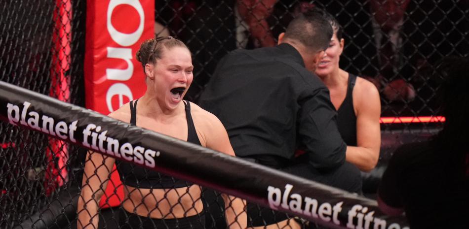 Ronda Rousey somete a Gina Carano con una llave de brazo en 17 segundos