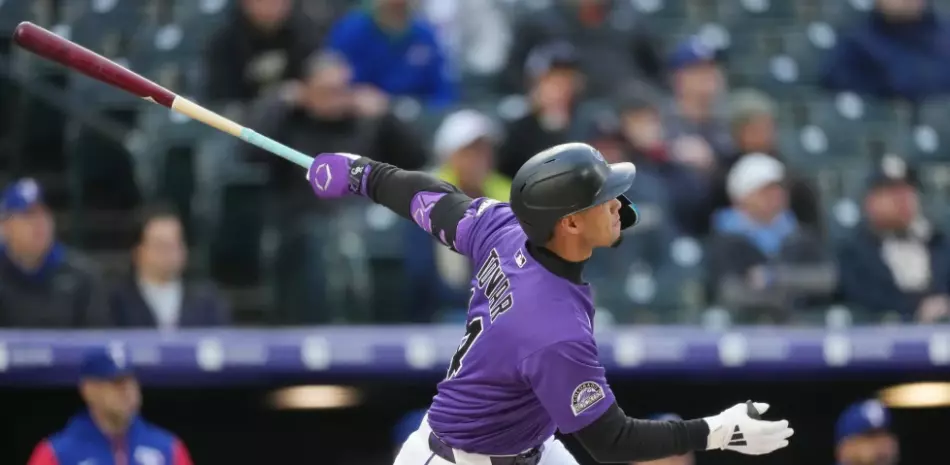 Gore sale lesionado, Rockies superan a Rangers y Juan Mejía salva tercer partido