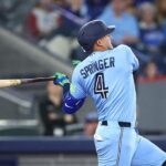 Con jonrón de Springer y gran pitcheo combinado, los Azulejos blanquean Yanquis