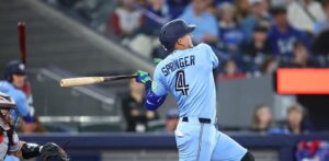 Con jonrón de Springer y gran pitcheo combinado, los Azulejos blanquean Yanquis