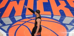 Hart anota 26 y Knicks quedan a dos triunfos de las Finales de la NBA al vencer a los Cavs