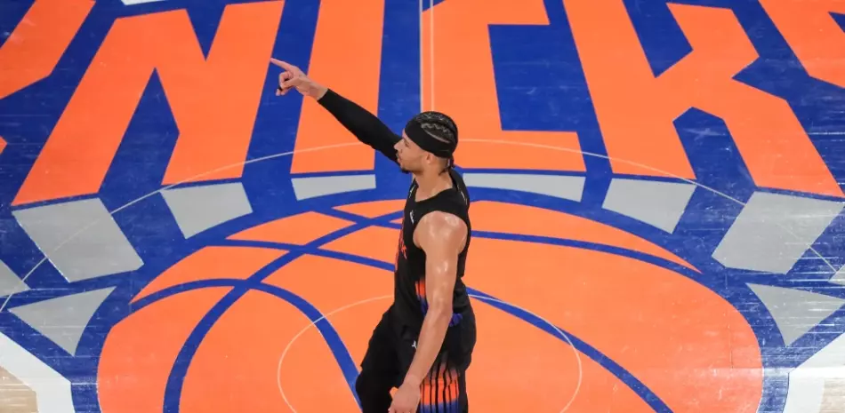 Hart anota 26 y Knicks quedan a dos triunfos de las Finales de la NBA al vencer a los Cavs