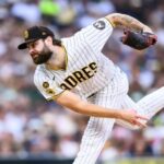 Lucas Giolito y 4 relevistas llevan Padres a blanquear 2-0