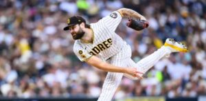 Lucas Giolito y 4 relevistas llevan Padres a blanquear 2-0