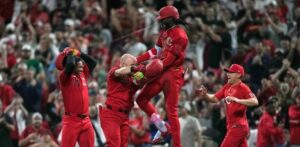 Elly de la Cruz dispara jonrón de tres carreras y los Rojos vencen Cardenales