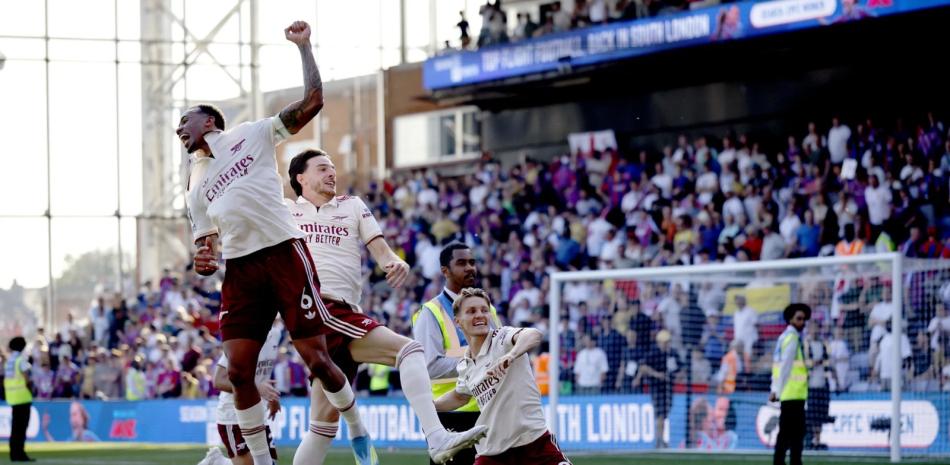 El Arsenal celebra el título de la Liga Premier con un triunfo sobre Crystal Palace
