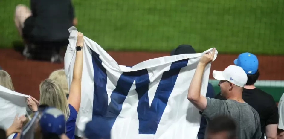 Cachorros paran racha de 10 derrotas con triunfo ante Piratas gracias a jonrón de Happ