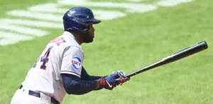 Álvarez repite la dosis de dos jonrones y Astros vencen a los Rangers