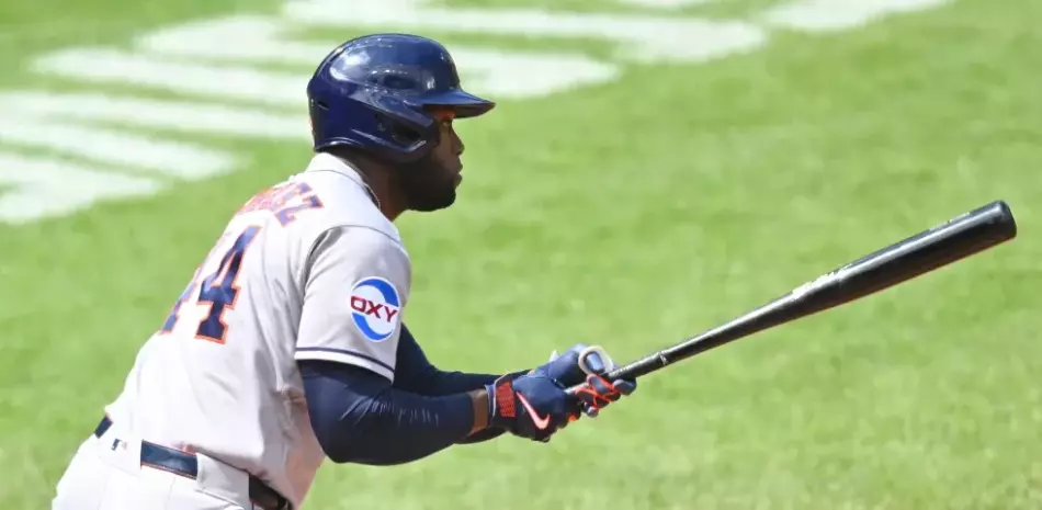 Álvarez repite la dosis de dos jonrones y Astros vencen a los Rangers