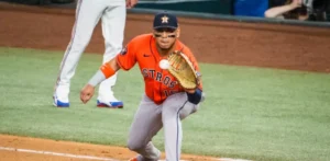 Peña y Paredes dan vuelacercas tempranos y los Astros vencen 5-1 a los Rangers