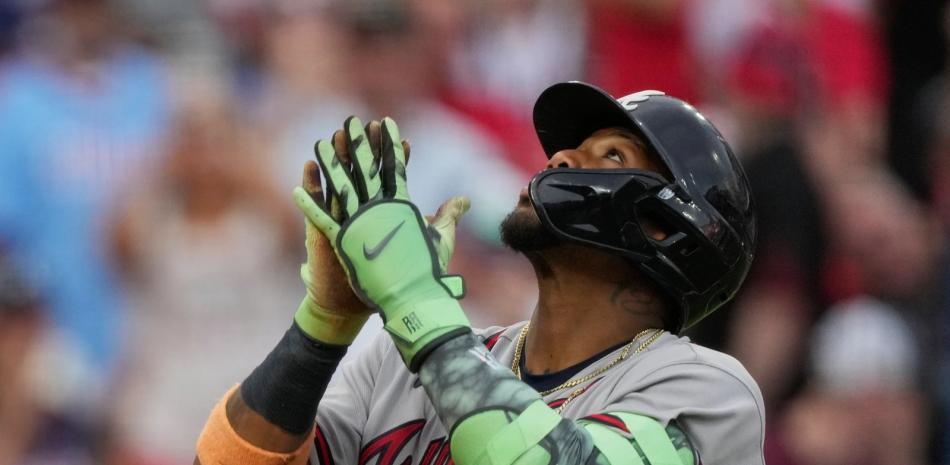 Acuña impulsa a los Bravos a la victoria sobre los Rojos