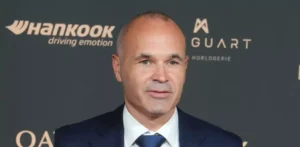 Iniesta, para su debut como técnico, ficha con Gulf United de 2da. división de los Emiratos