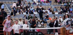 Sin apretón de manos y sin foto, la rusa Andreeva vence a Kostyuk, de Ucrania, en Francia