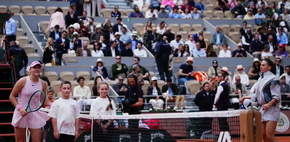 Sin apretón de manos y sin foto, la rusa Andreeva vence a Kostyuk, de Ucrania, en Francia