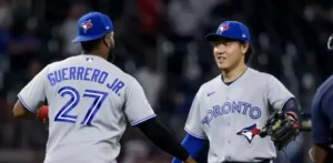 Azulejos vencen a los Bravos, Chad Dallas se combina con cinco lanzadores en su debut