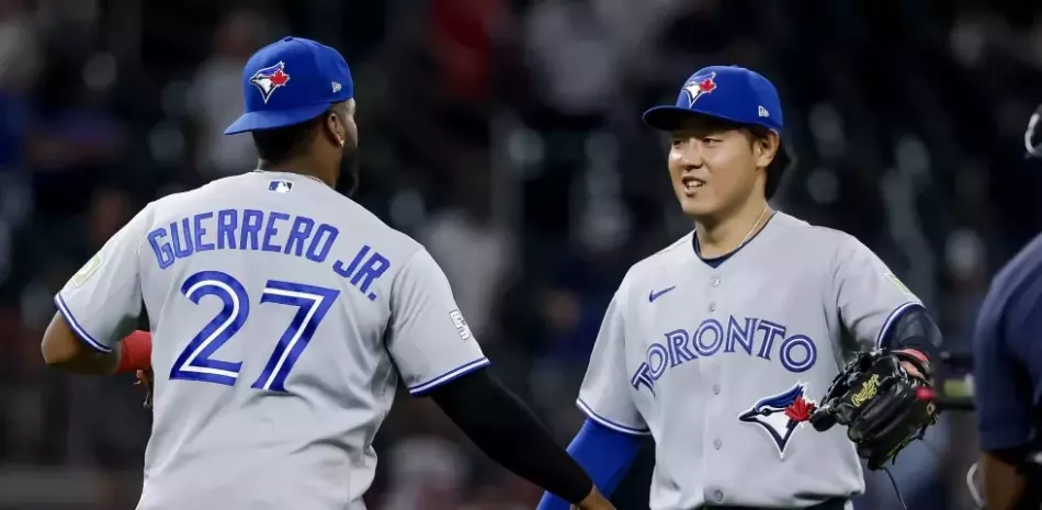 Azulejos vencen a los Bravos, Chad Dallas se combina con cinco lanzadores en su debut