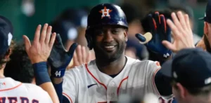 Yordan Álvarez da jonrón con bases llenas y los Astros aplastan 13-2