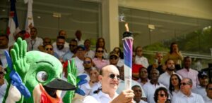 Alcalde Ulises Rodríguez recibe en Santiago la antorcha de Santo Domingo 2026