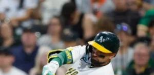 Cortés y Butler jonronean y los Atléticos vencen a Cerveceros ante sus futuros fanáticos