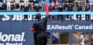 Okamoto y Springer jonronean y los Azulejos se imponen a los Yankees
