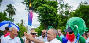 Entre lluvia y nubarrones la antorcha siguió encendida en calles de Bonao