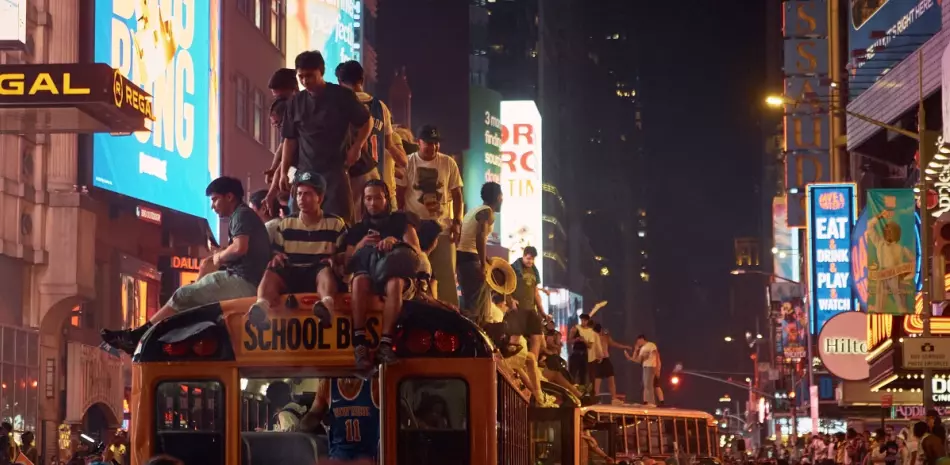 El caos empaña la euforia, pero neoyorkinos celebran el primer título de la Knicks en 53 años