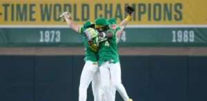 Kurtz y McNeil conducen a los Atléticos para vencer 11-2 a los Piratas