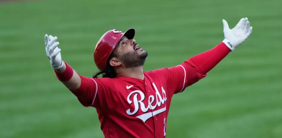 Suárez da dos jonrones e impulsa seis en la paliza de los Rojos sobre los Mets