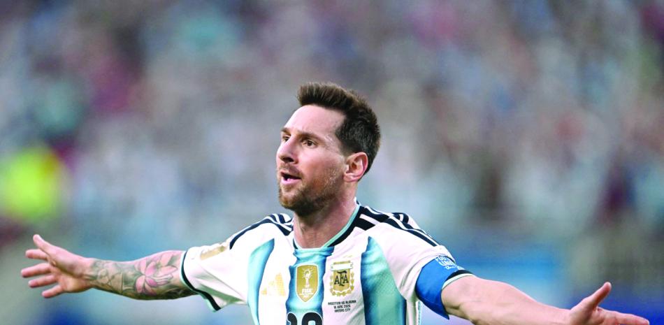 Con triplete histórico de Messi, Argentina golea a Argelia en su debut mundialista
