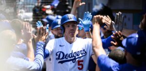 Freddie Freeman y Mookie Betts impulsan a los Dodgers en triunfo 4-2 sobre los Padres