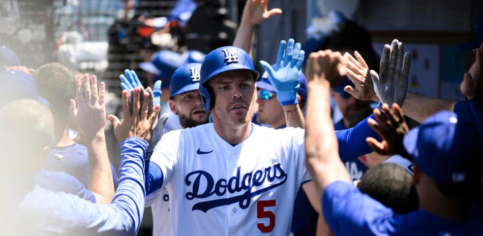 Freddie Freeman y Mookie Betts impulsan a los Dodgers en triunfo 4-2 sobre los Padres