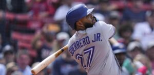 Vladi Jr. da su primer jonrón desde el 17 de mayo y Toronto vence Medias Rojas.
