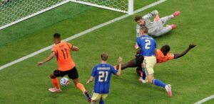 Países Bajos golea 5-1 a Suecia y entra en órbita de clasificación