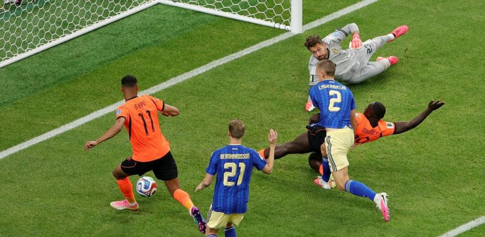 Países Bajos golea 5-1 a Suecia y entra en órbita de clasificación