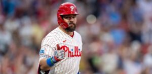 Schwarber dispara 3 jonrones, Harper batea para el ciclo y los Filis aplastan Mets