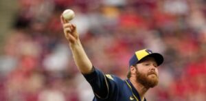Woodruff y elevado de sacrificio de Ortiz dan triunfo a los Cerveceros