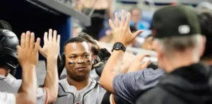 Rafael Devers pide disculpas al manager Vitello tras estallido en el doguot
